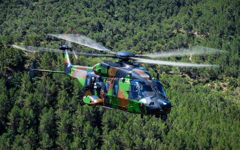 Airbus Helicopters hat den ersten NH90 im „Standard 2" an die französische Rüstungsbeschaffungsbehörde DGA übergeben. Die Variante ist speziell auf Einsätze von Spezialkräften zugeschnitten; insgesamt sind 18 Maschinen bestellt.