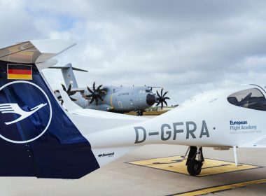 Ab dem 1. Februar 2027 absolvieren angehende Jetpilotinnen und -piloten der Bundeswehr ihre fliegerische Grundausbildung bei einer Tochtergesellschaft der Lufthansa Group in Rostock-Laage. Der Auftrag umfasst rund 50 Lehrgangsteilnehmende.
