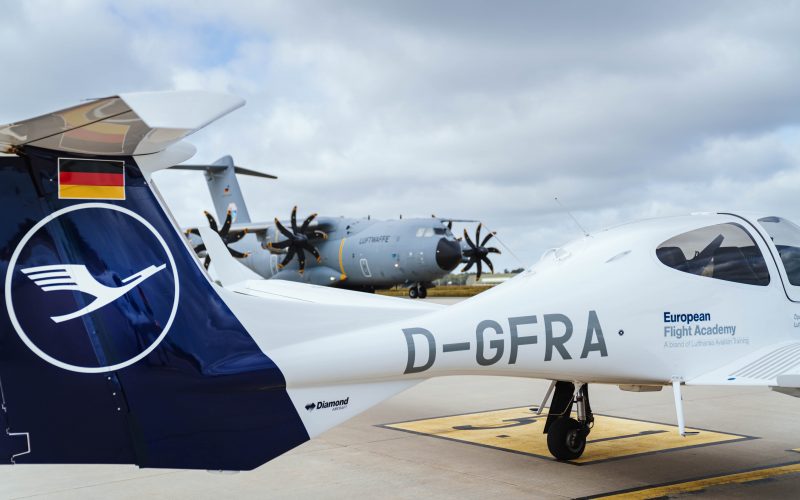 Ab dem 1. Februar 2027 absolvieren angehende Jetpilotinnen und -piloten der Bundeswehr ihre fliegerische Grundausbildung bei einer Tochtergesellschaft der Lufthansa Group in Rostock-Laage. Der Auftrag umfasst rund 50 Lehrgangsteilnehmende.