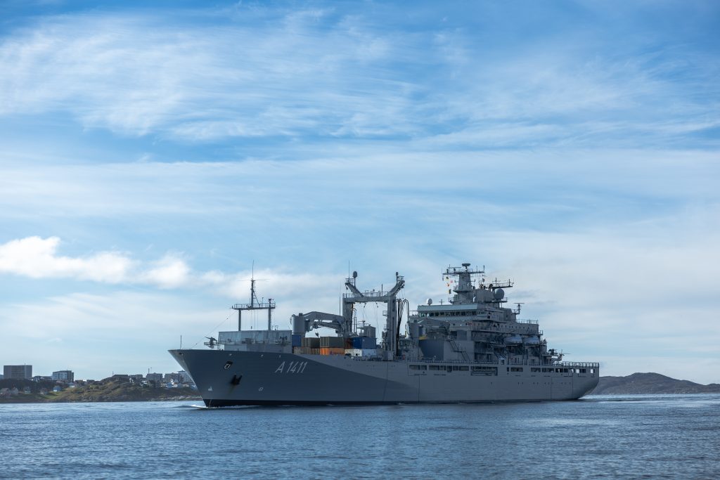 Der größte Schiffstyp der Deutschen Marine läuft am 27. August aus Wilhelmshaven aus. Bis Ende Januar 2027 unterstützt die „Berlin“ den ständigen NATO-Einsatzverband SNMG 1 mit rund 200 Soldatinnen und Soldaten an Bord.