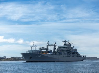 Der größte Schiffstyp der Deutschen Marine läuft am 27. August aus Wilhelmshaven aus. Bis Ende Januar 2027 unterstützt die „Berlin“ den ständigen NATO-Einsatzverband SNMG 1 mit rund 200 Soldatinnen und Soldaten an Bord.