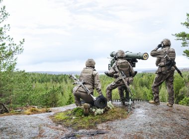 Der schwedische Rüstungskonzern Saab hat einen Vertrag über die Lieferung des Nahbereichs-Flugabwehrsystems RBS 70 NG an Finnland abgeschlossen. Der Wert des ersten Abrufs beträgt 1,2 Milliarden schwedische Kronen.