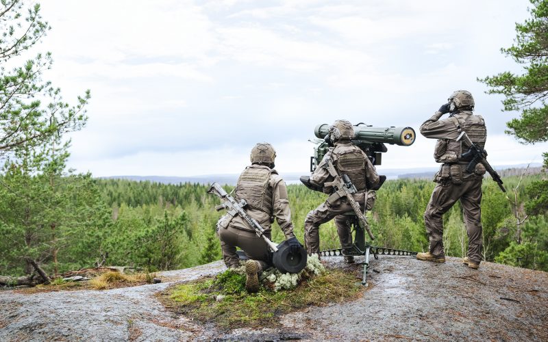 Der schwedische Rüstungskonzern Saab hat einen Vertrag über die Lieferung des Nahbereichs-Flugabwehrsystems RBS 70 NG an Finnland abgeschlossen. Der Wert des ersten Abrufs beträgt 1,2 Milliarden schwedische Kronen.