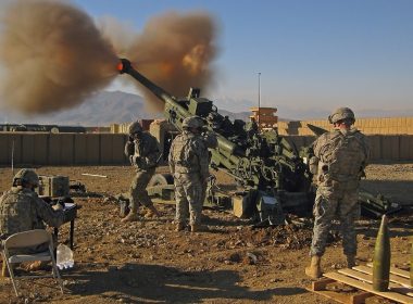Die US-Armee hat Hanwha Defense USA mit der Entwicklung von Prototypen für das Programm Mobile Tactical Cannon beauftragt. Die Systeme sollen in Truppenversuchen erprobt werden und langfristig einen Teil der gezogenen Haubitzen M777 ersetzen.
