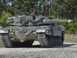 Das Österreichische Bundesheer hat am 25. August 2026 in Großmittel die ersten kampfwertgesteigerten Kampfpanzer Leopard 2A4 und Schützenpanzer Ulan an die Truppe übergeben. Die Modernisierung ist Teil des Aufbauplans ÖBH 2032+ und umfasst insgesamt 170 Kettenfahrzeuge.