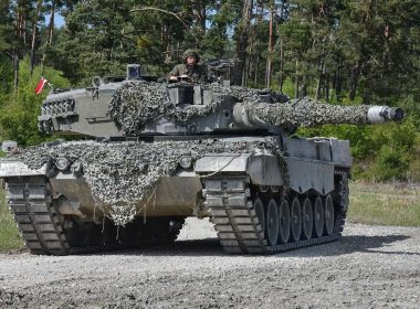 Das Österreichische Bundesheer hat am 25. August 2026 in Großmittel die ersten kampfwertgesteigerten Kampfpanzer Leopard 2A4 und Schützenpanzer Ulan an die Truppe übergeben. Die Modernisierung ist Teil des Aufbauplans ÖBH 2032+ und umfasst insgesamt 170 Kettenfahrzeuge.