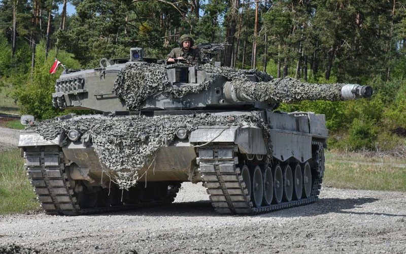 Das Österreichische Bundesheer hat am 25. August 2026 in Großmittel die ersten kampfwertgesteigerten Kampfpanzer Leopard 2A4 und Schützenpanzer Ulan an die Truppe übergeben. Die Modernisierung ist Teil des Aufbauplans ÖBH 2032+ und umfasst insgesamt 170 Kettenfahrzeuge.