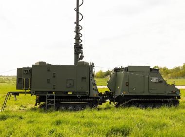 Der schwedische Elbit-Ableger präsentiert auf den DALO Industry Days 2026 in Herning erstmals den Tactical High Mobility Shelter. Das System soll Landstreitkräften Kommunikations- und Sensorkapazitäten ohne feste Infrastruktur bereitstellen.