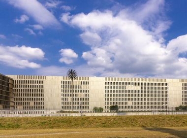Das Bundeskabinett hat am 12. August 2026 einen Gesetzentwurf zur Neuordnung des Nachrichtendienstrechts beschlossen. BND und Bundesamt für Verfassungsschutz erhalten erweiterte Aufklärungsbefugnisse und erstmals die Möglichkeit zu aktiven Eingriffen; die Rechtskontrolle wird beim Unabhängigen Kontrollrat gebündelt.