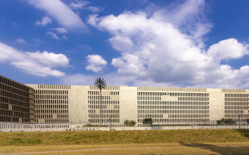 Das Bundeskabinett hat am 12. August 2026 einen Gesetzentwurf zur Neuordnung des Nachrichtendienstrechts beschlossen. BND und Bundesamt für Verfassungsschutz erhalten erweiterte Aufklärungsbefugnisse und erstmals die Möglichkeit zu aktiven Eingriffen; die Rechtskontrolle wird beim Unabhängigen Kontrollrat gebündelt.