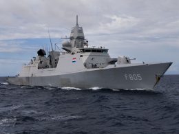 Das niederländische Verteidigungsministerium hat den europäischen Rüstungshersteller Destinus mit der Entwicklung einer schiffsgestützten Abwehrfähigkeit gegen unbemannte Luftfahrzeuge beauftragt. Grundlage ist der Abfangflugkörper Hornet B2, der bis zum zweiten Quartal 2027 auf mehreren Einheiten der Koninklijke Marine erprobt werden soll.