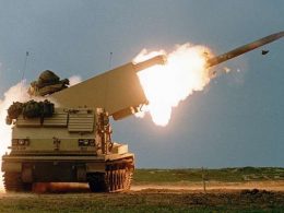 Das U.S. Army Contracting Command am Redstone Arsenal hat eine Markterkundung zur Fertigung von 133.014 gelenkten Artillerieraketen zwischen 2028 und 2034 veröffentlicht. Die geforderte Jahresrate liegt deutlich über der bislang aufgebauten Industriekapazität.