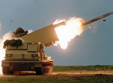 Das U.S. Army Contracting Command am Redstone Arsenal hat eine Markterkundung zur Fertigung von 133.014 gelenkten Artillerieraketen zwischen 2028 und 2034 veröffentlicht. Die geforderte Jahresrate liegt deutlich über der bislang aufgebauten Industriekapazität.