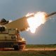 Das U.S. Army Contracting Command am Redstone Arsenal hat eine Markterkundung zur Fertigung von 133.014 gelenkten Artillerieraketen zwischen 2028 und 2034 veröffentlicht. Die geforderte Jahresrate liegt deutlich über der bislang aufgebauten Industriekapazität.