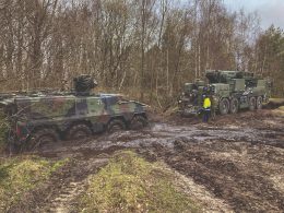 Liebherr bringt sein militärisches Berge- und Kranfahrzeug MLTB 1025-4.1 auf die Fachmesse DVD im September nach Großbritannien. Das Fahrzeug verbindet Bergewinden und Teleskopkran auf einem geländegängigen Vierachs-Fahrgestell und ist bei der Bundeswehr bereits eingeführt.