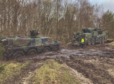 Liebherr bringt sein militärisches Berge- und Kranfahrzeug MLTB 1025-4.1 auf die Fachmesse DVD im September nach Großbritannien. Das Fahrzeug verbindet Bergewinden und Teleskopkran auf einem geländegängigen Vierachs-Fahrgestell und ist bei der Bundeswehr bereits eingeführt.