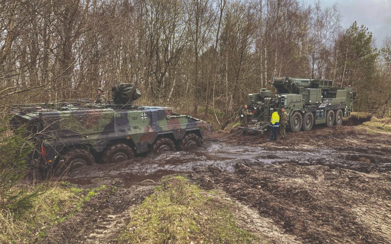 Liebherr bringt sein militärisches Berge- und Kranfahrzeug MLTB 1025-4.1 auf die Fachmesse DVD im September nach Großbritannien. Das Fahrzeug verbindet Bergewinden und Teleskopkran auf einem geländegängigen Vierachs-Fahrgestell und ist bei der Bundeswehr bereits eingeführt.