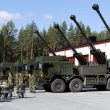 Die schwedische Beschaffungsbehörde FMV hat die ersten Artilleriesysteme des Typs Archer 8×8 an die Streitkräfte übergeben. Die Systeme gehen an das Artillerieregiment Bergslagen und sollen ab Herbst in der Wehrpflichtigenausbildung eingesetzt werden.