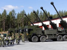 Die schwedische Beschaffungsbehörde FMV hat die ersten Artilleriesysteme des Typs Archer 8×8 an die Streitkräfte übergeben. Die Systeme gehen an das Artillerieregiment Bergslagen und sollen ab Herbst in der Wehrpflichtigenausbildung eingesetzt werden.