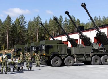 Die schwedische Beschaffungsbehörde FMV hat die ersten Artilleriesysteme des Typs Archer 8×8 an die Streitkräfte übergeben. Die Systeme gehen an das Artillerieregiment Bergslagen und sollen ab Herbst in der Wehrpflichtigenausbildung eingesetzt werden.