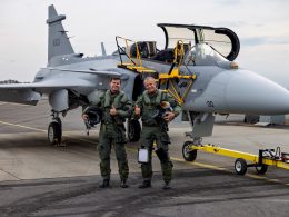 Der zweisitzige Gripen F hat am 28. August 2026 in Linköping seinen Erstflug absolviert. Die Maschine ist für die brasilianische Luftwaffe bestimmt, die als Erstkunde der Variante auftritt.