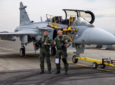 Der zweisitzige Gripen F hat am 28. August 2026 in Linköping seinen Erstflug absolviert. Die Maschine ist für die brasilianische Luftwaffe bestimmt, die als Erstkunde der Variante auftritt.