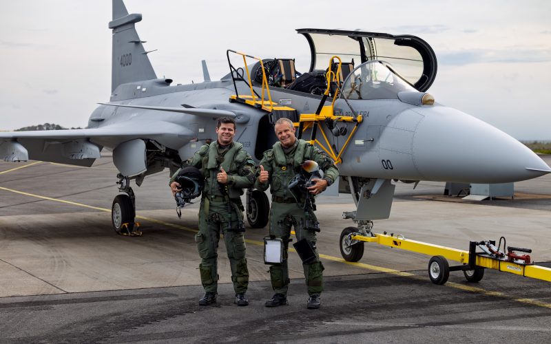 Der zweisitzige Gripen F hat am 28. August 2026 in Linköping seinen Erstflug absolviert. Die Maschine ist für die brasilianische Luftwaffe bestimmt, die als Erstkunde der Variante auftritt.