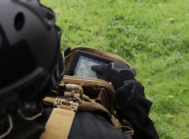 Das Bundesamt für Ausrüstung, Informationstechnik und Nutzung der Bundeswehr (BAAINBw) hat HENSOLDT mit der Lieferung der Ausstattung für abgesessene Joint Fire Support Teams (JFST) beauftragt. Der Serienauftrag folgt auf einen vorangegangenen Vertrag, in dem das Unternehmen die Leistungsfähigkeit des Systems nachgewiesen hatte.