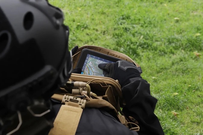 Das Bundesamt für Ausrüstung, Informationstechnik und Nutzung der Bundeswehr (BAAINBw) hat HENSOLDT mit der Lieferung der Ausstattung für abgesessene Joint Fire Support Teams (JFST) beauftragt. Der Serienauftrag folgt auf einen vorangegangenen Vertrag, in dem das Unternehmen die Leistungsfähigkeit des Systems nachgewiesen hatte.