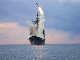 Mit dem Kauf von bis zu 400 Tomahawk-Marschflugkörpern vollzieht Deutschland einen fundamentalen Wandel: Erstmals seit dem Ende des Kalten Krieges soll die Bundeswehr über ein landgestütztes konventionelles Wirkmittel verfügen, das weit in gegnerisches Territorium wirken kann. Doch strategische Reichweite allein schafft noch keine strategische Fähigkeit – entscheidend sind die dahinterliegende Wirkungskette aus Aufklärung, Zielentwicklung und Missionsplanung, die Verfügbarkeit ausreichender Bestände sowie die Frage, ob Deutschland damit tatsächlich Souveränität gewinnt oder lediglich eine neue Abhängigkeit von amerikanischen Fähigkeiten etabliert.