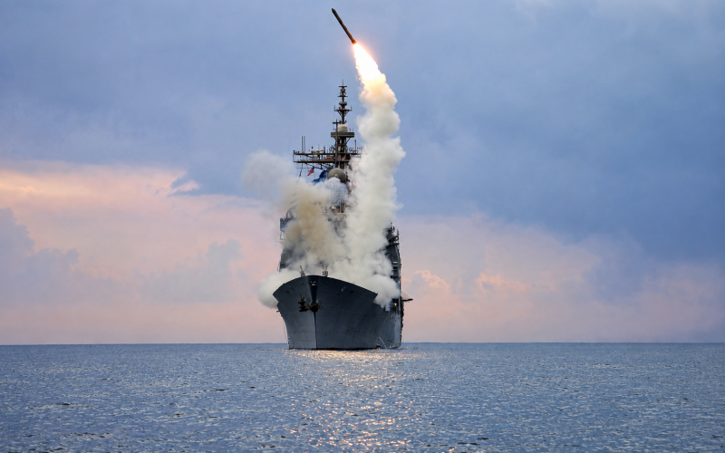 Mit dem Kauf von bis zu 400 Tomahawk-Marschflugkörpern vollzieht Deutschland einen fundamentalen Wandel: Erstmals seit dem Ende des Kalten Krieges soll die Bundeswehr über ein landgestütztes konventionelles Wirkmittel verfügen, das weit in gegnerisches Territorium wirken kann. Doch strategische Reichweite allein schafft noch keine strategische Fähigkeit – entscheidend sind die dahinterliegende Wirkungskette aus Aufklärung, Zielentwicklung und Missionsplanung, die Verfügbarkeit ausreichender Bestände sowie die Frage, ob Deutschland damit tatsächlich Souveränität gewinnt oder lediglich eine neue Abhängigkeit von amerikanischen Fähigkeiten etabliert.