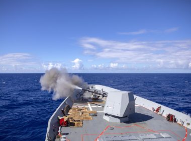 Diehl Defence und BAE Systems haben ein Memorandum of Understanding zur Zusammenarbeit bei Schiffsbewaffnung unterzeichnet. Im Mittelpunkt stehen die Integration deutscher 127-mm-Munition in das Marinegeschütz Mk 45 sowie die mögliche Anbindung der IRIS-T-Flugkörperfamilie an Startsysteme von BAE Systems.