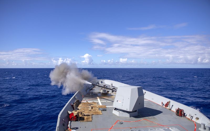 Diehl Defence und BAE Systems haben ein Memorandum of Understanding zur Zusammenarbeit bei Schiffsbewaffnung unterzeichnet. Im Mittelpunkt stehen die Integration deutscher 127-mm-Munition in das Marinegeschütz Mk 45 sowie die mögliche Anbindung der IRIS-T-Flugkörperfamilie an Startsysteme von BAE Systems.