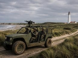 Der Flensburger Rüstungshersteller FTS und das dänische Unternehmen SIMA Innovation haben eine Zusammenarbeit bei militärischen Fahrzeugplattformen und Ringlafetten vereinbart. Unterzeichnet wurde das Abkommen am 17. August 2026 auf dem Luftwaffenstützpunkt Karup in Dänemark.