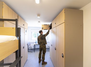 In der Eifelkaserne in Gerolstein hat die Bundeswehr die ersten Containerunterkünfte aus dem Sofortprogramm SIPGO an die Truppe übergeben. Bundesweit sollen bis zum Herbst mehr als 8.600 Unterbringungsplätze für den Aufwuchs durch den Neuen Wehrdienst entstehen.