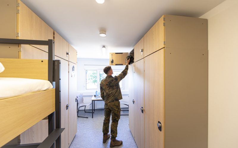 In der Eifelkaserne in Gerolstein hat die Bundeswehr die ersten Containerunterkünfte aus dem Sofortprogramm SIPGO an die Truppe übergeben. Bundesweit sollen bis zum Herbst mehr als 8.600 Unterbringungsplätze für den Aufwuchs durch den Neuen Wehrdienst entstehen.