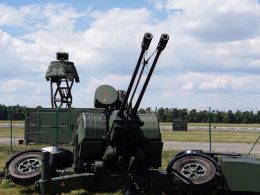 Bei der Luftwaffenübung Timber Express 2026 haben Rheinmetall und Hensoldt das Luftlagebild eines passiven Radars in ein Flugabwehr-Führungssystem integriert. Die Erprobung fand nach Unternehmensangaben unter NATO-Vernetzungsbedingungen statt.