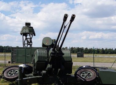 Bei der Luftwaffenübung Timber Express 2026 haben Rheinmetall und Hensoldt das Luftlagebild eines passiven Radars in ein Flugabwehr-Führungssystem integriert. Die Erprobung fand nach Unternehmensangaben unter NATO-Vernetzungsbedingungen statt.