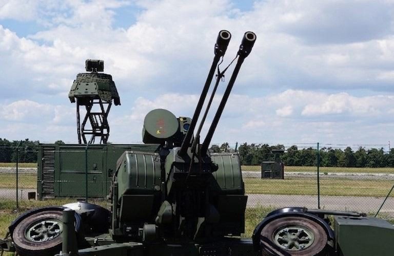 Bei der Luftwaffenübung Timber Express 2026 haben Rheinmetall und Hensoldt das Luftlagebild eines passiven Radars in ein Flugabwehr-Führungssystem integriert. Die Erprobung fand nach Unternehmensangaben unter NATO-Vernetzungsbedingungen statt.