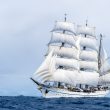 Nach 165 Tagen und mehr als 14.000 Seemeilen läuft das Segelschulschiff der Deutschen Marine am 19. September wieder in seinen Heimathafen ein. Zur 189. Auslandsausbildungsreise gehörten die Teilnahme an den Feierlichkeiten zum 250. Jahrestag der US-Unabhängigkeit und erstmals ein Ausbildungsangebot für Wehrdienstleistende.