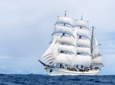 Nach 165 Tagen und mehr als 14.000 Seemeilen läuft das Segelschulschiff der Deutschen Marine am 19. September wieder in seinen Heimathafen ein. Zur 189. Auslandsausbildungsreise gehörten die Teilnahme an den Feierlichkeiten zum 250. Jahrestag der US-Unabhängigkeit und erstmals ein Ausbildungsangebot für Wehrdienstleistende.
