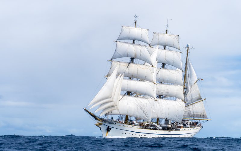 Nach 165 Tagen und mehr als 14.000 Seemeilen läuft das Segelschulschiff der Deutschen Marine am 19. September wieder in seinen Heimathafen ein. Zur 189. Auslandsausbildungsreise gehörten die Teilnahme an den Feierlichkeiten zum 250. Jahrestag der US-Unabhängigkeit und erstmals ein Ausbildungsangebot für Wehrdienstleistende.