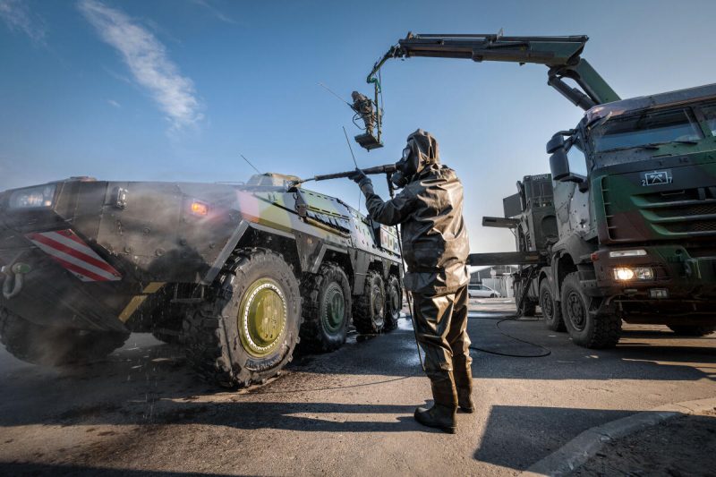 Bei der multinationalen Übung Coronat Mask 2026 haben ABC-Abwehrkräfte der Bundeswehr in Rumänien gemeinsam mit NATO-Partnern den Schutz von Marineeinrichtungen nach ABC-Vorfällen trainiert. Erstmals wurde dabei die Probe eines realen Gefahrstoffs über drei Länder hinweg zur Analyse in ein mobiles Labor transportiert.