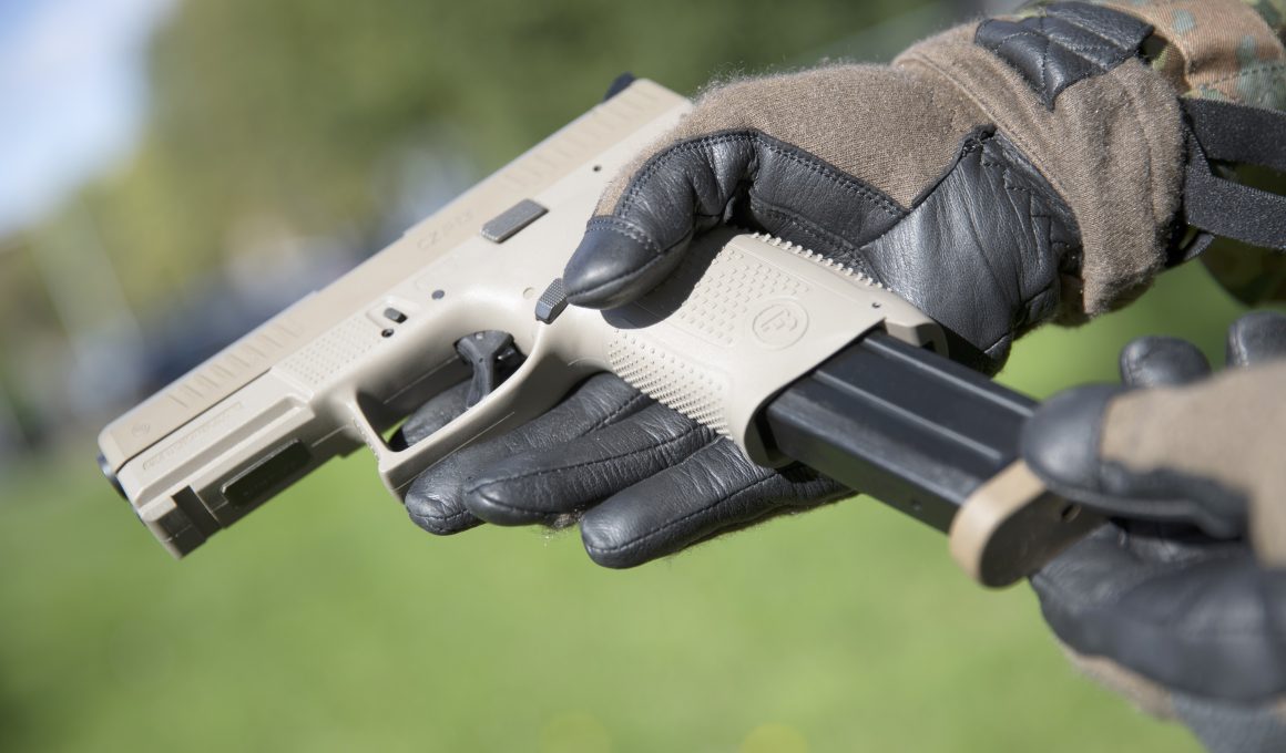 Die Bundeswehr erhält eine neue Standardpistole: Die P13 auf Basis der CZ P-10 C OR löst nach mehr als drei Jahrzehnten die P8 ab. Das Vorhaben fällt durch kurze Vergabezeit, niedrigen Stückpreis und einen deutlichen Fähigkeitszuwachs bei Visierung und Handhabung auf.