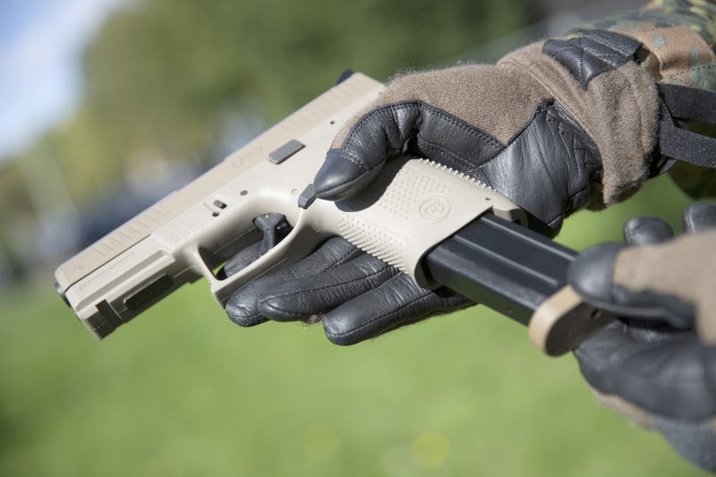 Die Bundeswehr erhält eine neue Standardpistole: Die P13 auf Basis der CZ P-10 C OR löst nach mehr als drei Jahrzehnten die P8 ab. Das Vorhaben fällt durch kurze Vergabezeit, niedrigen Stückpreis und einen deutlichen Fähigkeitszuwachs bei Visierung und Handhabung auf.