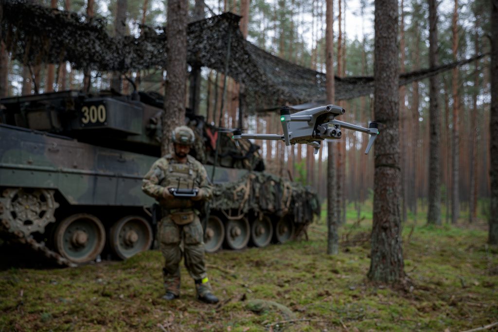 Das Beschaffungsamt der Bundeswehr hat einen Teilnahmewettbewerb für marktverfügbare Kleindrohnen eröffnet. Vorgesehen sind zwei Rahmenvereinbarungen mit siebenjähriger Laufzeit über Systeme mit maximal drei Kilogramm Abfluggewicht.
