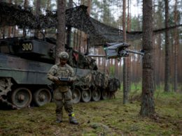 Das Beschaffungsamt der Bundeswehr hat einen Teilnahmewettbewerb für marktverfügbare Kleindrohnen eröffnet. Vorgesehen sind zwei Rahmenvereinbarungen mit siebenjähriger Laufzeit über Systeme mit maximal drei Kilogramm Abfluggewicht.