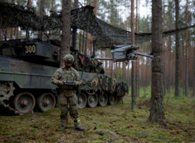 Das Beschaffungsamt der Bundeswehr hat einen Teilnahmewettbewerb für marktverfügbare Kleindrohnen eröffnet. Vorgesehen sind zwei Rahmenvereinbarungen mit siebenjähriger Laufzeit über Systeme mit maximal drei Kilogramm Abfluggewicht.
