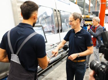 Der Augsburger Antriebshersteller RENK hat im Werk Rheine drei neue Bearbeitungszentren in Betrieb genommen. Bis 2030 will das Unternehmen seine jährliche Getriebeausbringung in Deutschland auf deutlich über 2.000 Einheiten mehr als verdreifachen.