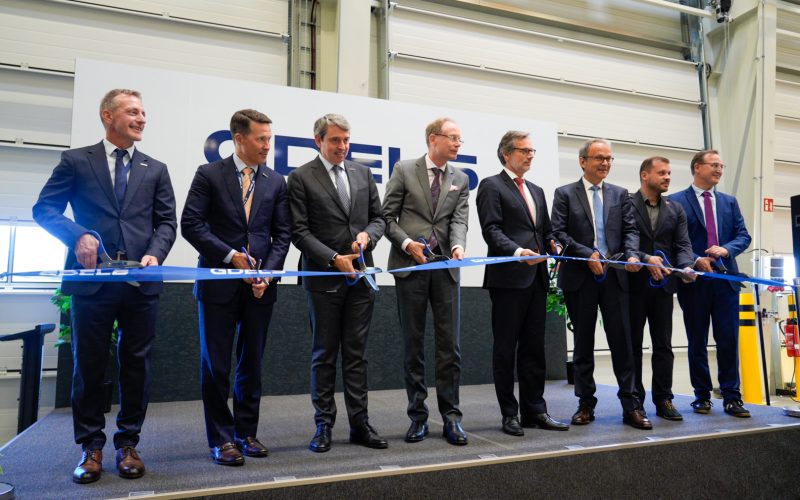 In Neubrandenburg hat General Dynamics European Land Systems (GDELS) ein Zentrum für Wartung, Instandsetzung und Ausbildung rund um den Radpanzer Piranha eröffnet. Das aus der Luftwaffe bekannte Konzept der Systemunterstützung wird damit erstmals auf ein Landsystem übertragen.